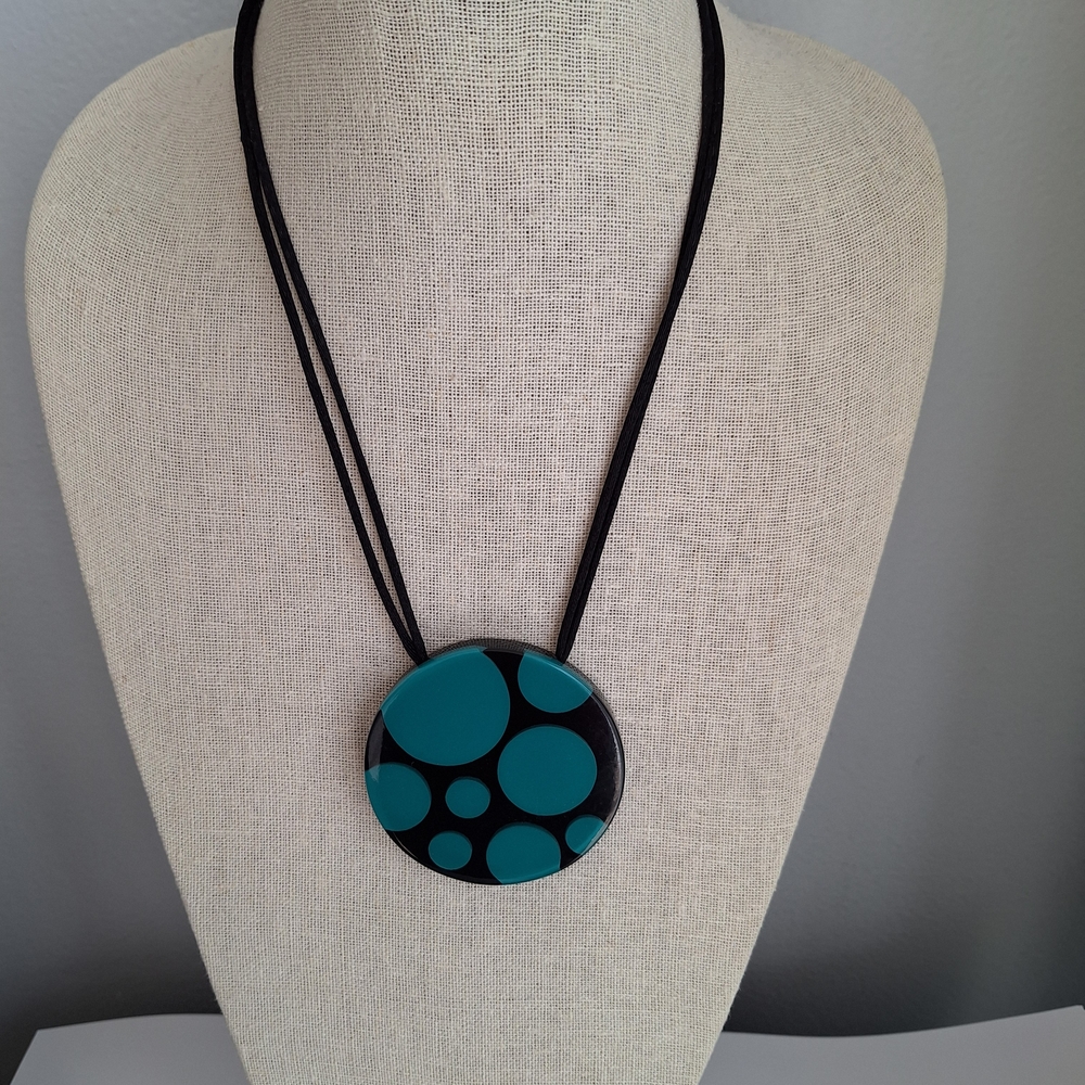 Zsiska Elegant Black and Teal Pendant Necklace